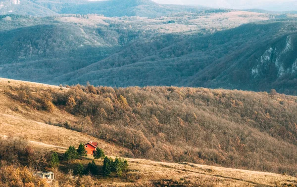 Een Schilderachtig Uitzicht Een Landelijk Huis Bovenop Een Heuvel Met — Stockfoto