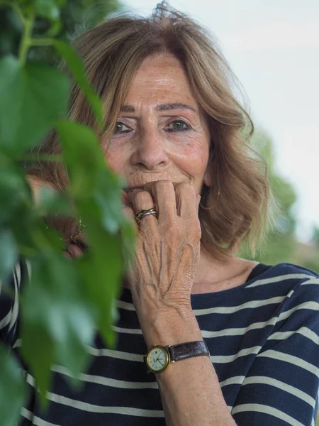 Eine Vertikale Aufnahme Einer Schönen Älteren Italienerin Hinter Büschen — Stockfoto