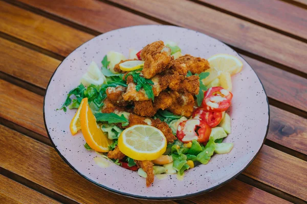 Eine Großaufnahme Von Gebratenem Huhn Auf Köstlichem Salat Auf Einem — Stockfoto