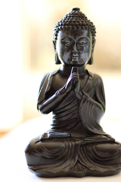 Detailní Záběr Buddhovy Figurky Bílém Povrchu Světelné Místnosti — Stock fotografie