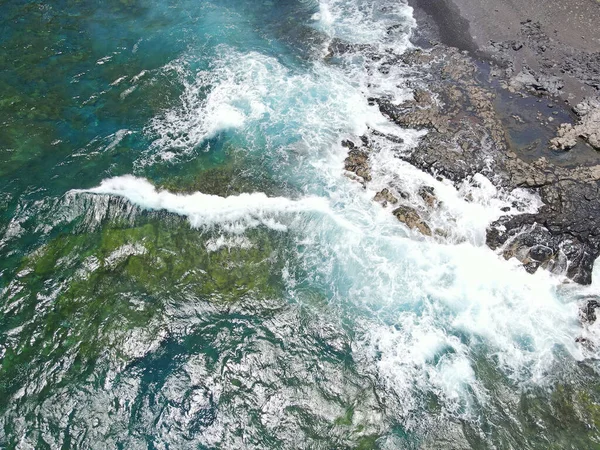 Дрони Високим Кутом Обстрілу Атлантичному Океані Хвилі Розбиваються Скелястому Узбережжі — стокове фото