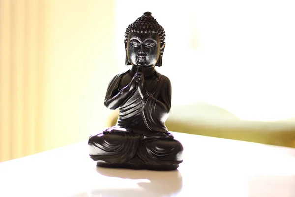 Une Figurine Bouddha Sur Une Surface Blanche Dans Une Pièce — Photo