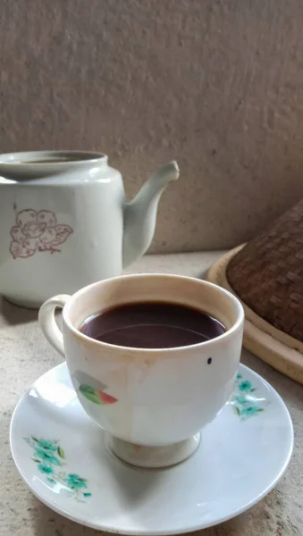 Вертикальный Снимок Чашки Кофе Кружки Традиционной Темой — стоковое фото