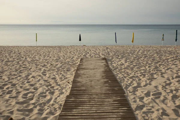 Nahaufnahme Eines Hölzernen Wanderweges Sandstrand Mit Geschlossenen Sonnenschirmen Und Dem — Stockfoto