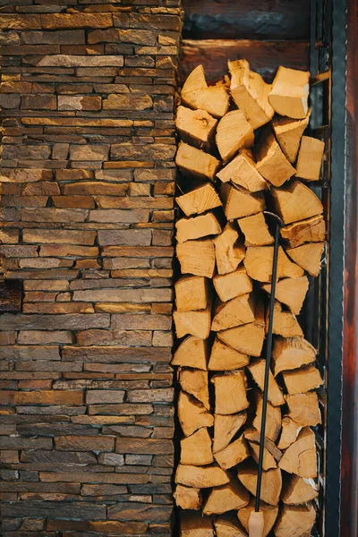 室内の金属製のコンパートメントに積み上げられた火の木の垂直ショット — ストック写真