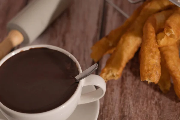 Xícara Chocolate Quente Com Churros Feitos Hora Fundo Madeira Típico — Fotografia de Stock