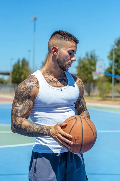 Vertical Shot Sporty Caucasian Male Tattoos Playing Basketball — Stock Photo, Image