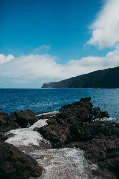 Naturskön Utsikt Över Det Fridfulla Havet Från Den Klippiga Stranden — Stockfoto