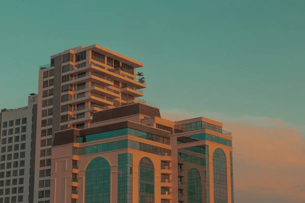 Μεγάλο Ξενοδοχείο Στο Ηλιοβασίλεμα Πορτοκαλί Teal Αποτέλεσμα — Φωτογραφία Αρχείου