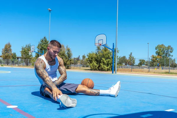 View Sporty Caucasian Male Tattoos Playing Basketball — Stock Photo, Image