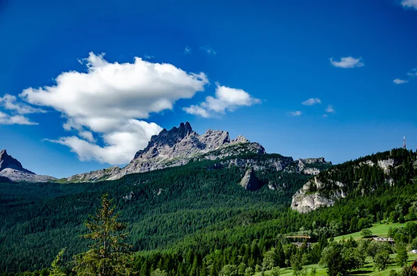 Ett Vackert Landskap Dolomitiska Alperna Den Blå Himlen Cortina Italien — Stockfoto