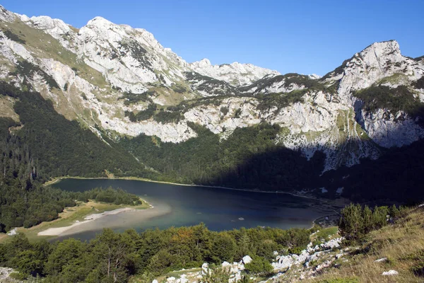 Hermoso Lago Rodeado Paisajes Rocosos Bosques Verano — Foto de Stock