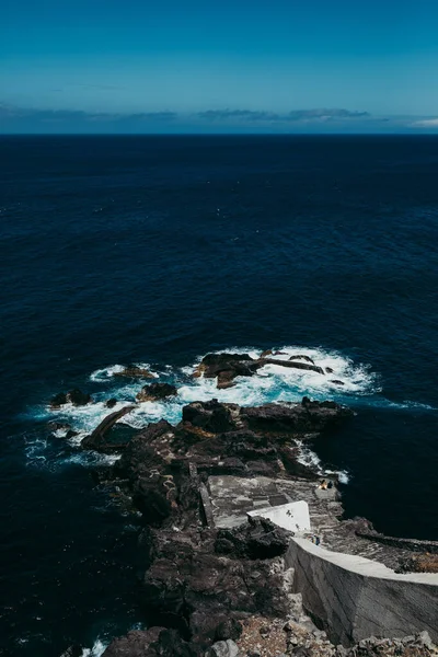 Scenic View Huge Rocks Cliffs Peaceful Blue Sea — Stock Photo, Image