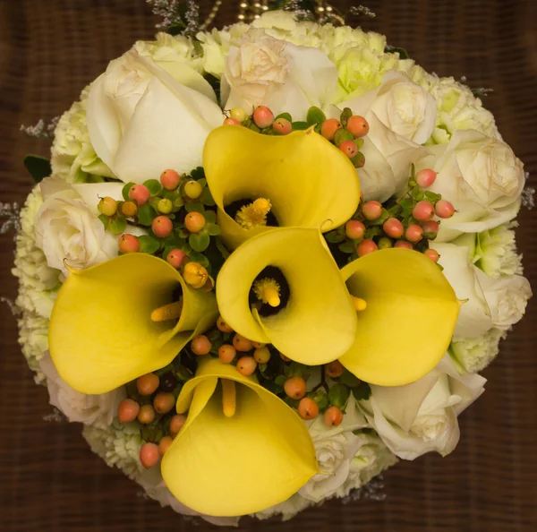 Una Vista Superior Ramo Diferentes Flores Hermosas Una Superficie Paja — Foto de Stock