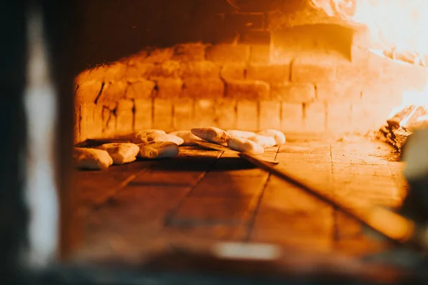 Eine Nahaufnahme Vom Brotstückbacken Steinofen Mit Großem Feuer — Stockfoto