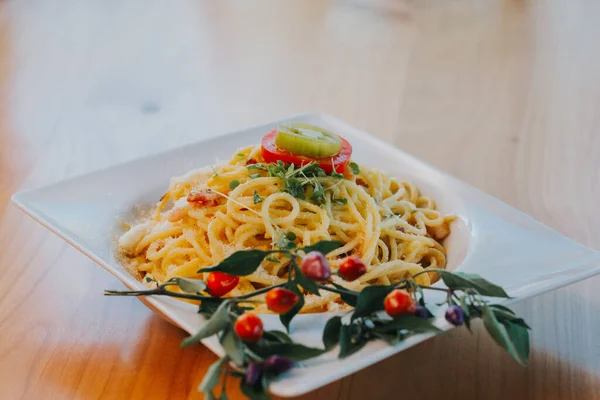 Zbliżenie Miski Pysznego Spaghetti Carbonara Ozdobą Stole — Zdjęcie stockowe