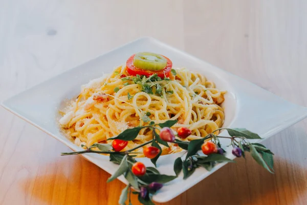 Duże Ujęcie Kąta Gotowanego Spaghetti Carbonara Białym Talerzu — Zdjęcie stockowe