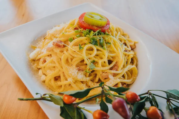 Colpo Angolo Alto Spaghetti Alla Carbonara Cotti Piatto Bianco — Foto Stock