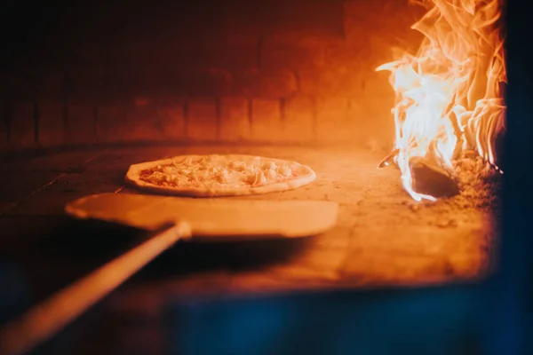 Крупный План Пиццы Кожурой Духовки Каменной Печи Ресторана — стоковое фото