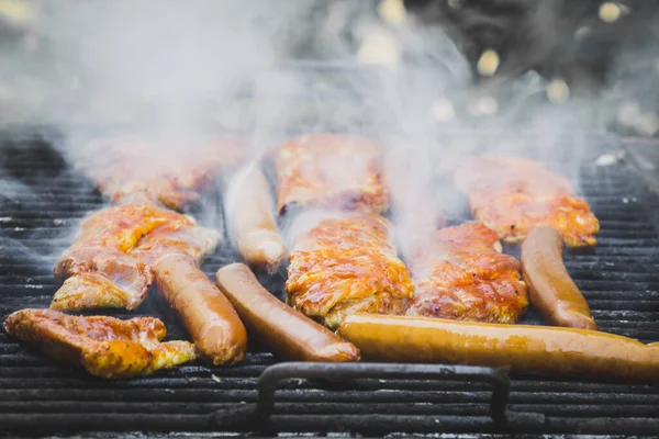 Primer Plano Salchichas Costillas Pollo Fritas Estante Barbacoa Negro — Foto de Stock