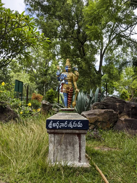 Vista Lunga Lord Shiva Parvathi Ardanarishwara Idolo Avatar Giardino Roccioso — Foto Stock