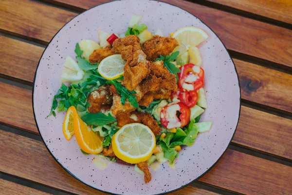 Una Toma Aérea Una Ensalada Con Pepitas Plato Blanco Sobre — Foto de Stock