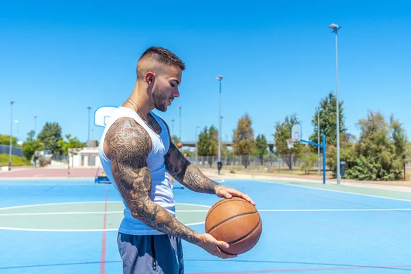Вид Спортивного Белого Мужчины Татуировками Играющего Баскетбол — стоковое фото