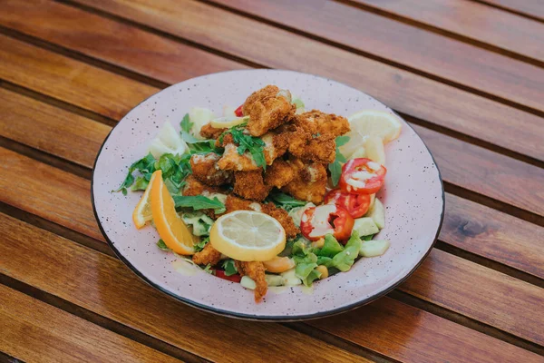 Eine Hochwinkelaufnahme Eines Salats Mit Nuggets Auf Einem Weißen Teller — Stockfoto