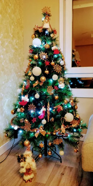 Függőleges Lövés Egy Karácsonyfa Díszített Különböző Színes Díszek — Stock Fotó