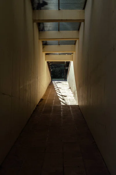 Een Verticaal Schot Van Een Smalle Lopende Tunnel Met Fel — Stockfoto