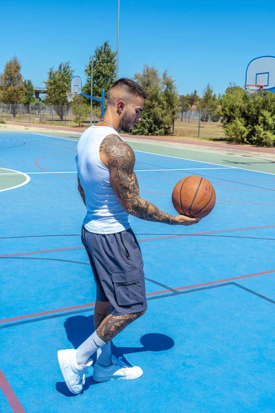 Vertical Shot Sporty Caucasian Male Tattoos Playing Basketball — Stock Photo, Image