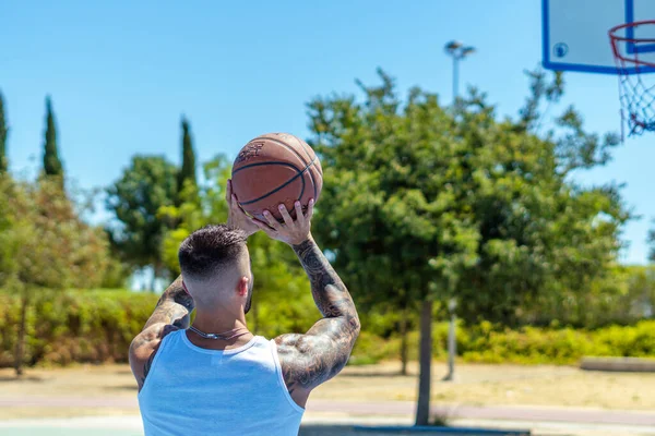 View Sporty Caucasian Male Tattoos Playing Basketball — Stock Photo, Image