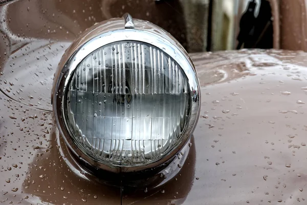 Primer Plano Luz Trasera Coche Vintage Con Gotas Lluvia — Foto de Stock