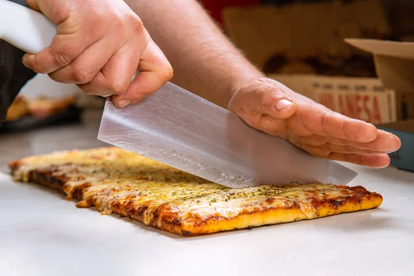 Primo Piano Una Persona Che Taglia Pizza — Foto Stock