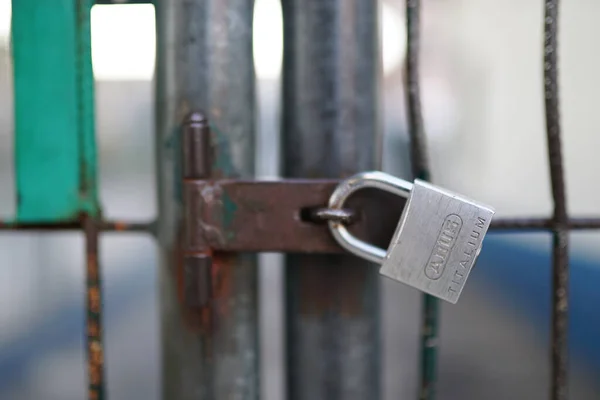 Een Close Opname Van Een Slot Metalen Poort — Stockfoto