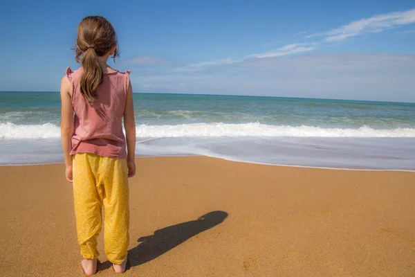 Rear View Little Girl Enjoying Beautiful View Ocean Sandy Beach — Stock Photo, Image