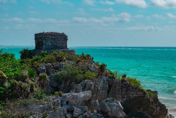 在阳光灿烂的日子里被毁的图卢姆城堡 有着加勒比海特有的美丽的碧绿海水 — 图库照片