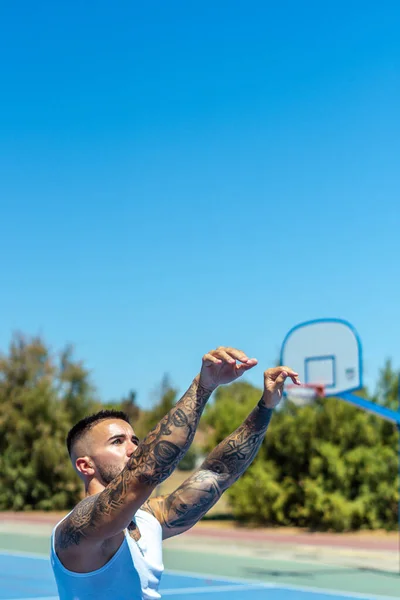 Egy Függőleges Lövés Egy Sportos Kaukázusi Férfi Tetoválásokkal Kosárlabdázó — Stock Fotó