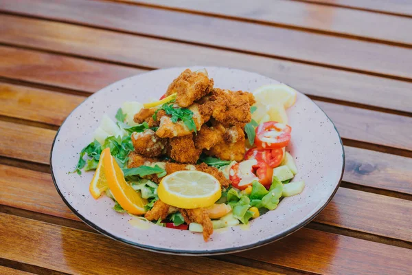 Tiro Ángulo Alto Una Ensalada Con Pepitas Plato Blanco Sobre — Foto de Stock