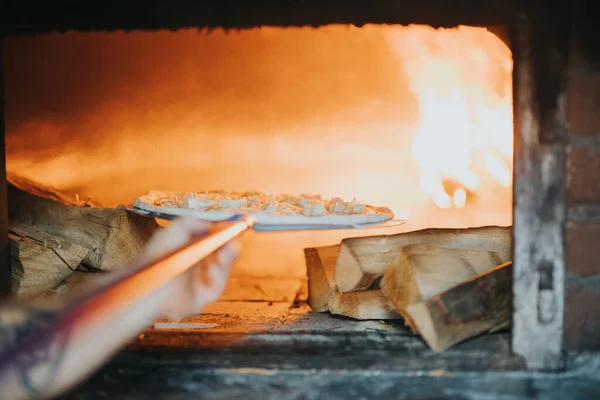 Gros Plan Une Personne Mettant Une Pizza Dans Four Maçonnerie — Photo