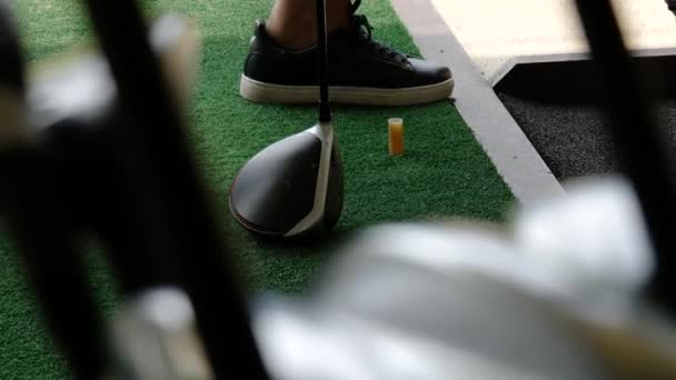 Nahaufnahme Eines Golfspielers Mit Einem Ball Auf Einem Grünen Rasen — Stockvideo