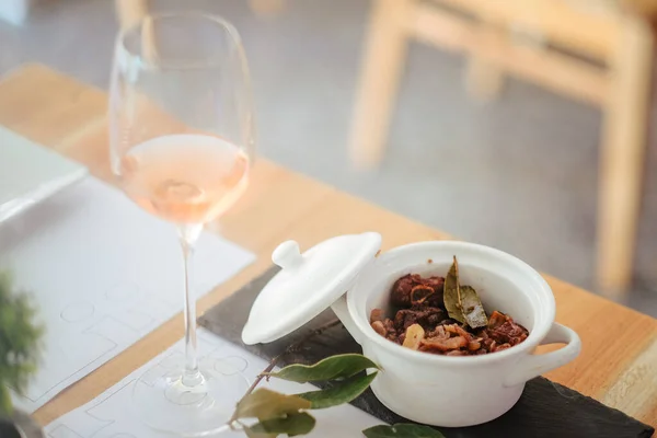 Tiro Ángulo Alto Una Comida Una Copa Vino Una Mesa — Foto de Stock