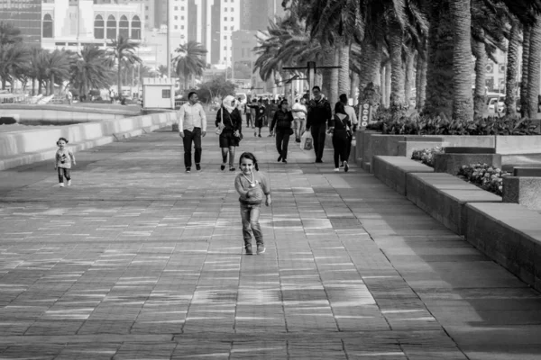 Doha Qatar Mar 2019 Κοντινό Πλάνο Ανθρώπους Περπατούν Στην Ντόχα — Φωτογραφία Αρχείου