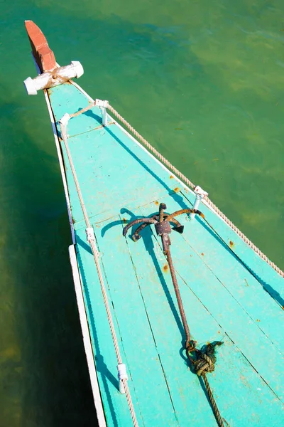 Gros Plan Bateau Bleu Avec Une Ancre Rouillée Surface Eau — Photo