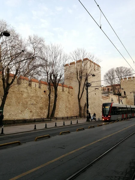 Стамбул Турция Марта 2021 Года Крепостные Стены Трамвайные Пути Древней — стоковое фото