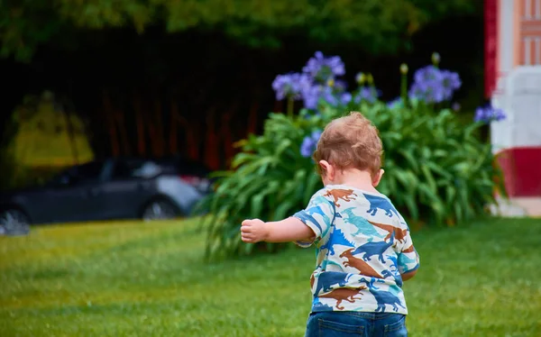 裏庭で遊んでいる男の子のクローズアップショット — ストック写真