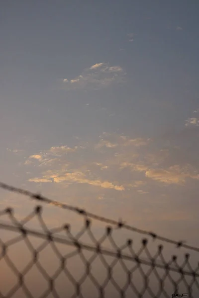 Céu Pôr Sol Uma Parte Cerca Metal Lado Esquerdo — Fotografia de Stock