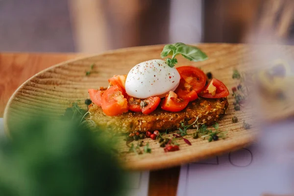 Primer Plano Una Comida Decorada Con Tomates Albahaca — Foto de Stock