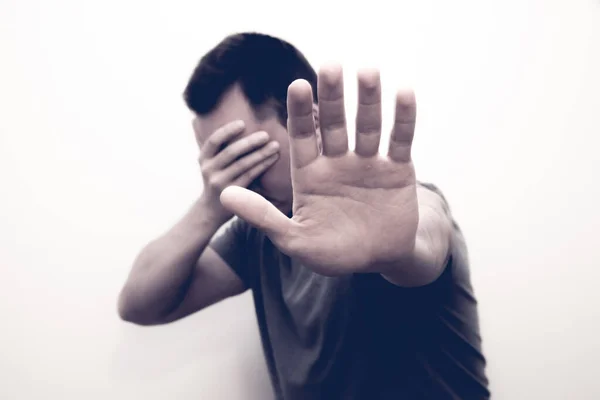 Homem Levantando Mão Para Proibir Cobrir Seu Rosto Para Mostrar — Fotografia de Stock