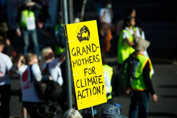 Melbourne Australien Mai 2021 Klimawandeldemonstrant Hält Ein Schild Mit Der — Stockfoto